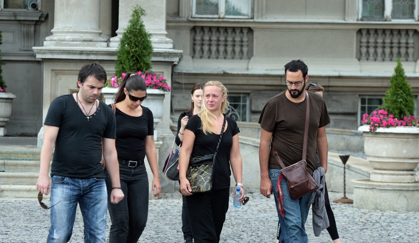 Luisova porodica izlazi iz Skupštine grada