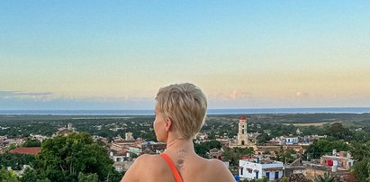 Nie do wiary, w jakim stroju żona Pazury wyszła na balkon! Fani w szoku!