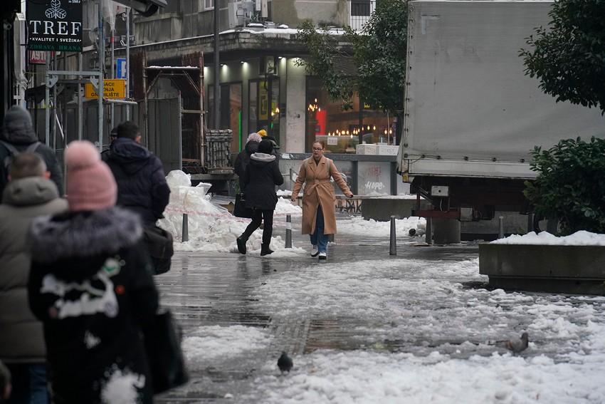 Led opasan i na kolovozu i na trotoaru
