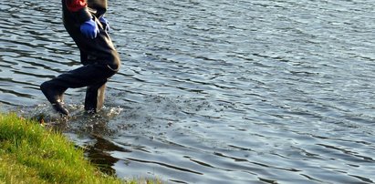 Tragedia nad stawem. Zginął, próbując ratować dziecko