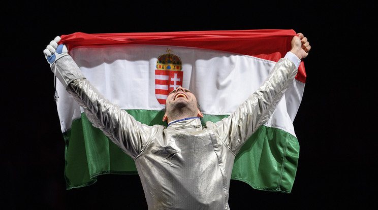 Szilágyi Áron olimpiai győzelme után, kezében tartva a magyar zászlót / Fotó: Northfoto