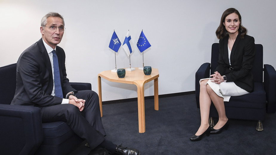 Premier Finlandii Sanna Marin i sekretarz generalny NATO Jens Stoltenberg 