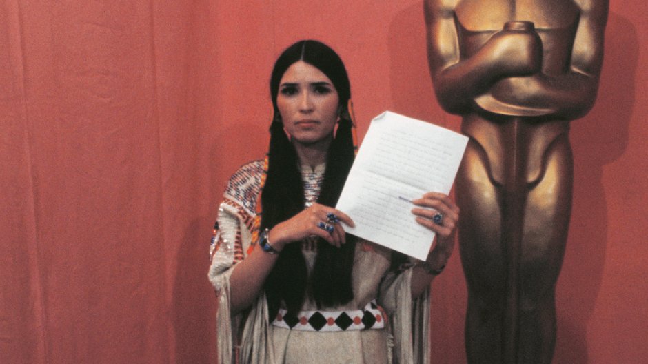  Sacheen Littlefeather pozuje z przemówieniem Marlona Brando