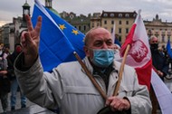 Mężczyzna podczas manifestacji prounijnej