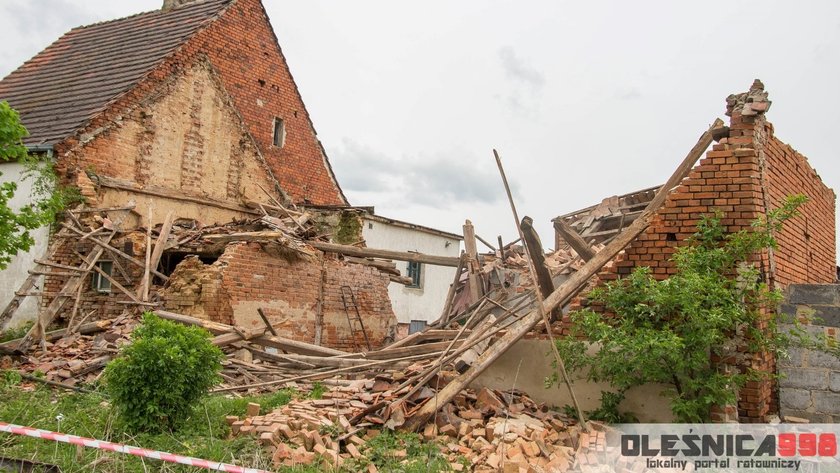 Ostrowina. Zawaliła się stodoła. 17-latek w ciężkim stanie trafił do szpitala