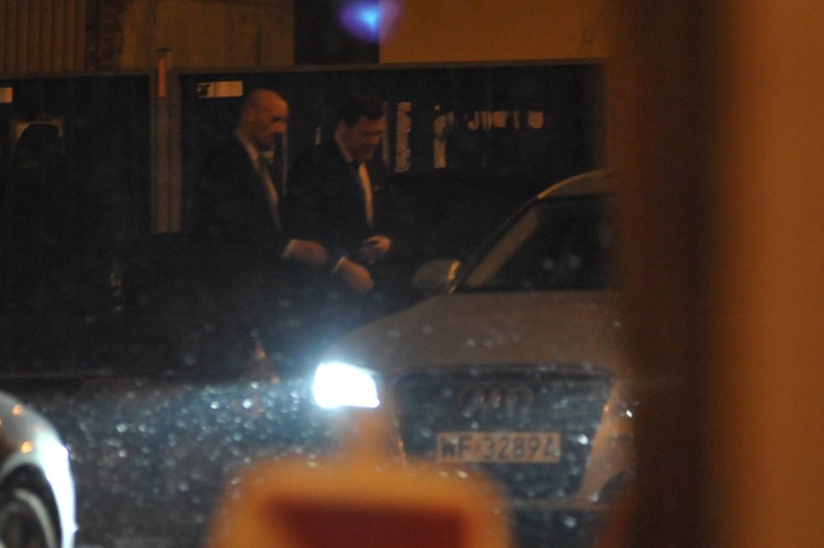 Janusz Piechociński wsiada do rządowej limuzyny