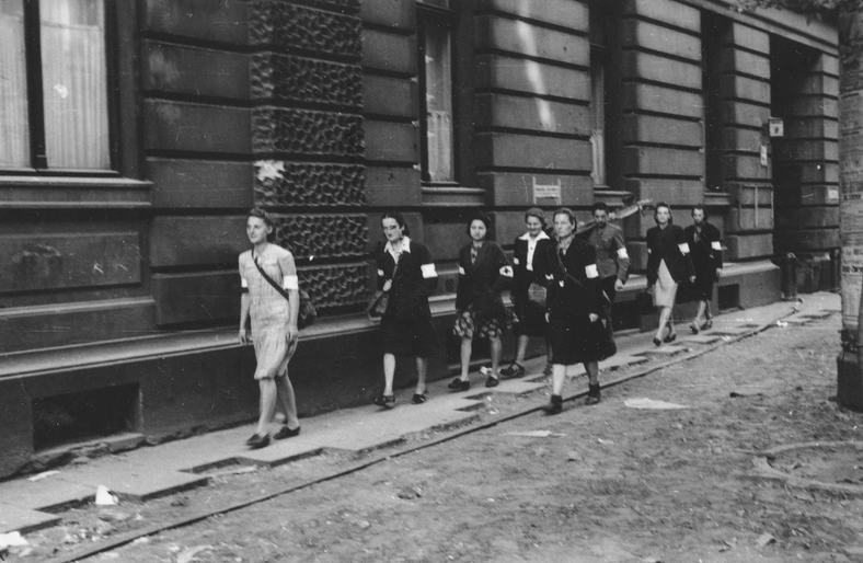 U wielu kobiet stres i niedożywienie spowodowały zatrzymanie miesiączki. Inne musiały jakoś sobie radzić… Na zdjęciu: patrol sanitarny Wojskowej Służby Kobiet AK