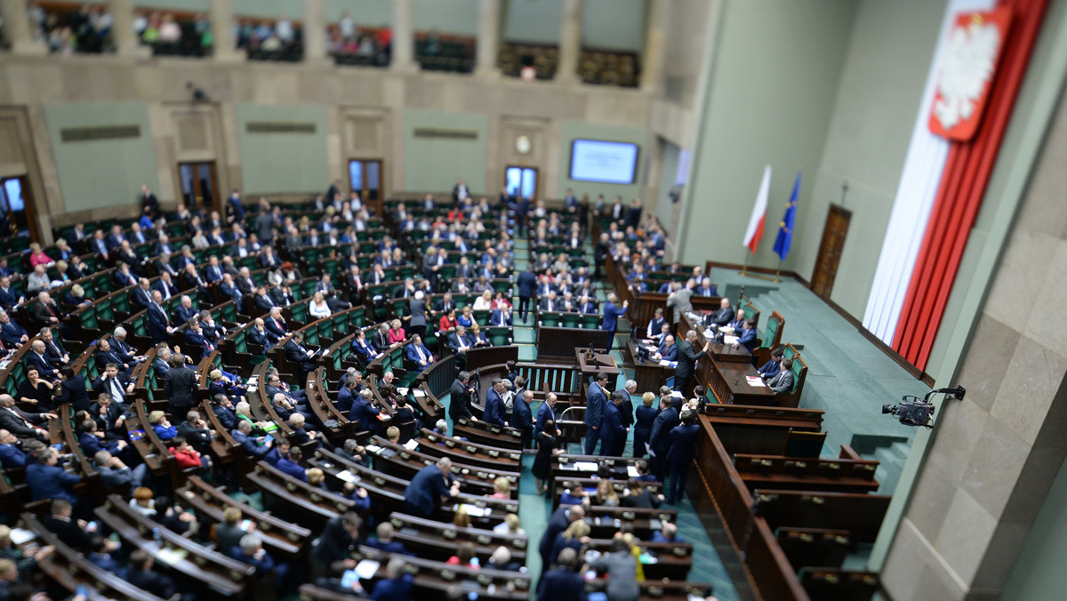 W lutym 34 procent badanych zadeklarowało chęć głosowania na Prawo i Sprawiedliwość, 19 proc. na Nowoczesną, 14 proc. na Platformę Obywatelską; na czwartym miejscu znalazłoby się ugrupowanie Kukiz’15 z 11 proc. poparciem - wynika z sondażu CBOS.