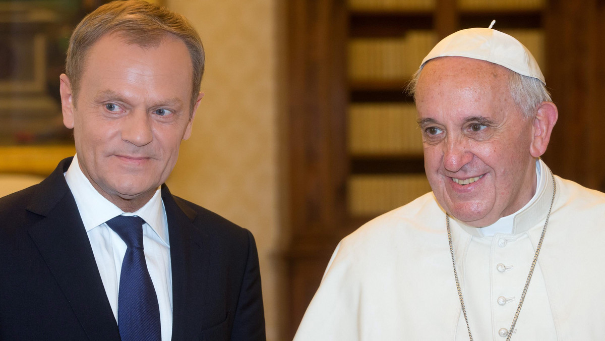 Premier Donald Tusk powiedział w Rzymie, że zapewnił papieża Franciszka o tym, iż Polacy, zwłaszcza młodzi, patrzą na niego z wielką nadzieją. Rozmowę z papieżem na tematy międzynarodowe Tusk nazwał "wspólnotą myśli i poglądów".