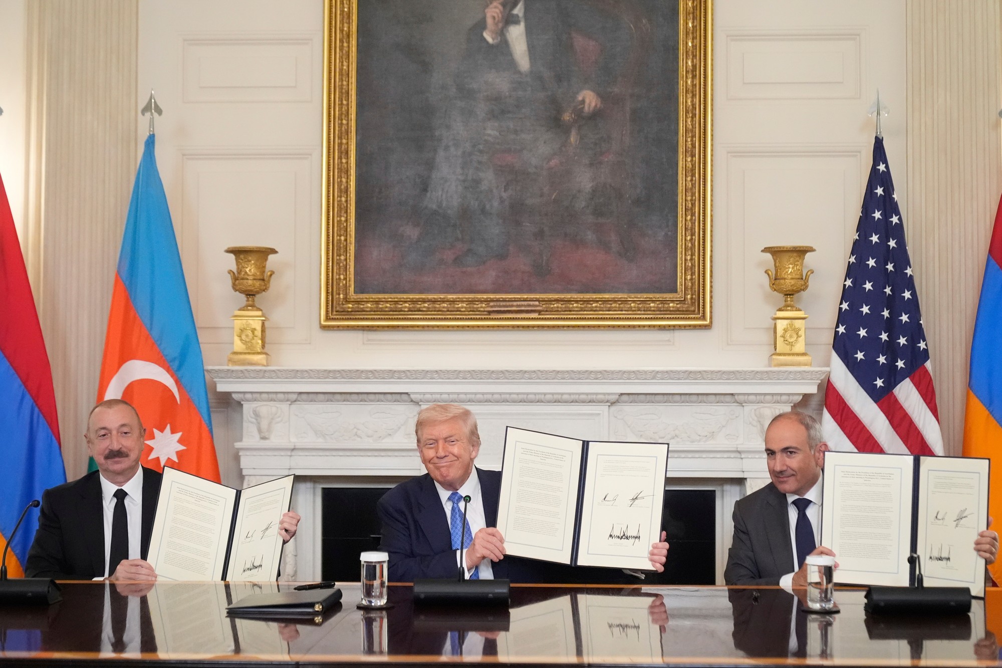 Lídri Arménska a Azerbajdžanu podpísali v USA mierovú dohodu.