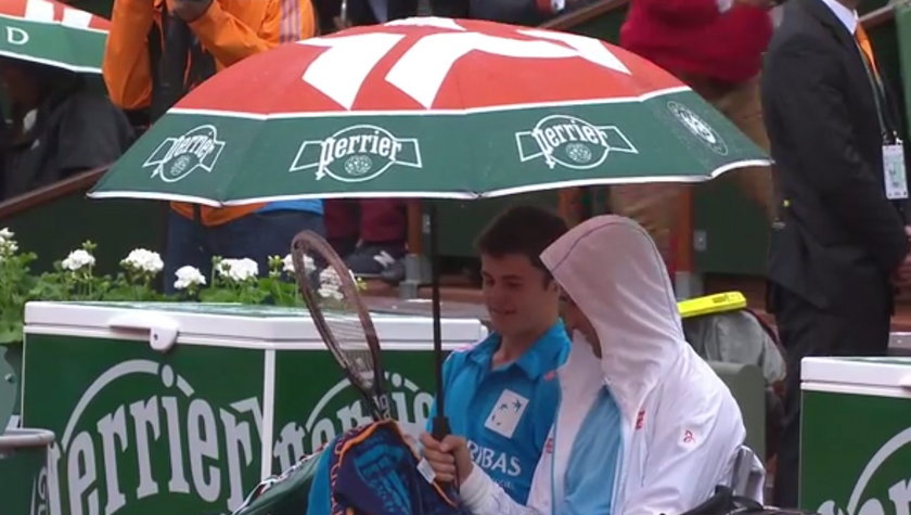 Novak Djoković schronił chłopca przed deszczem