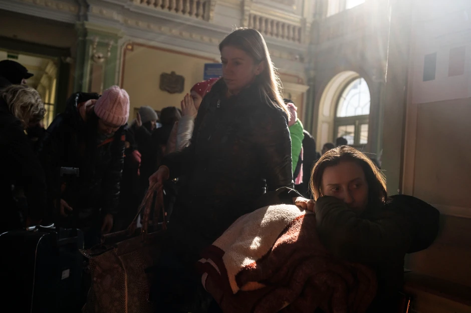 Ukrajinske izbeglice čekaju voz u Pšemislu, Poljska