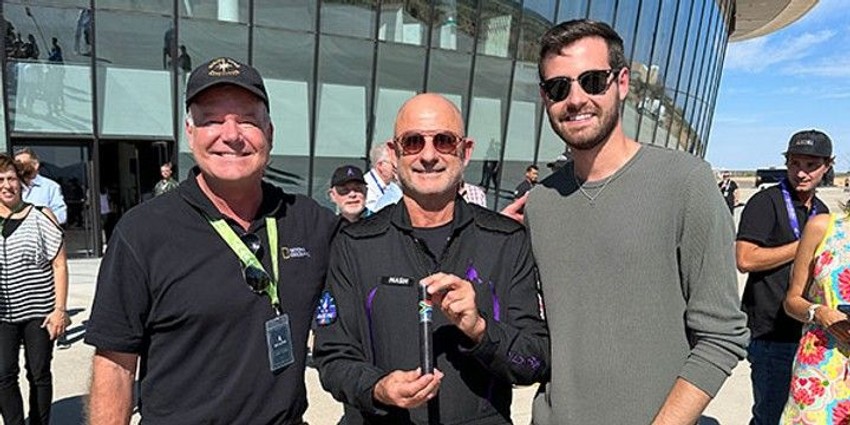 Timoti Neš sa fosilnim ostacima uoči leta u svemir 8. septembra