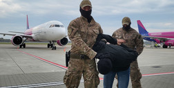 Policjanci gonili samolot kołujący do startu, na lotnisku w Katowicach