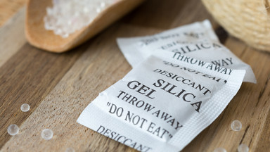 Nie wyrzucaj woreczków "silica gel" po zakupach. Uratują buty po deszczowym dniu i nie tylko