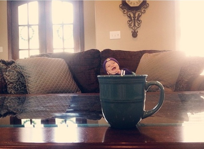 Svima je ipak jasno da dete zapravo sedi na kauču