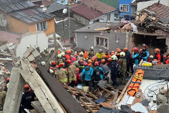 EKSPLOZIJA U SRCU ISTANBULA! Srušile se dve zgrade, spasioci izvlače ljude iz ruševina: Hitne službe na licu mesta (FOTO)