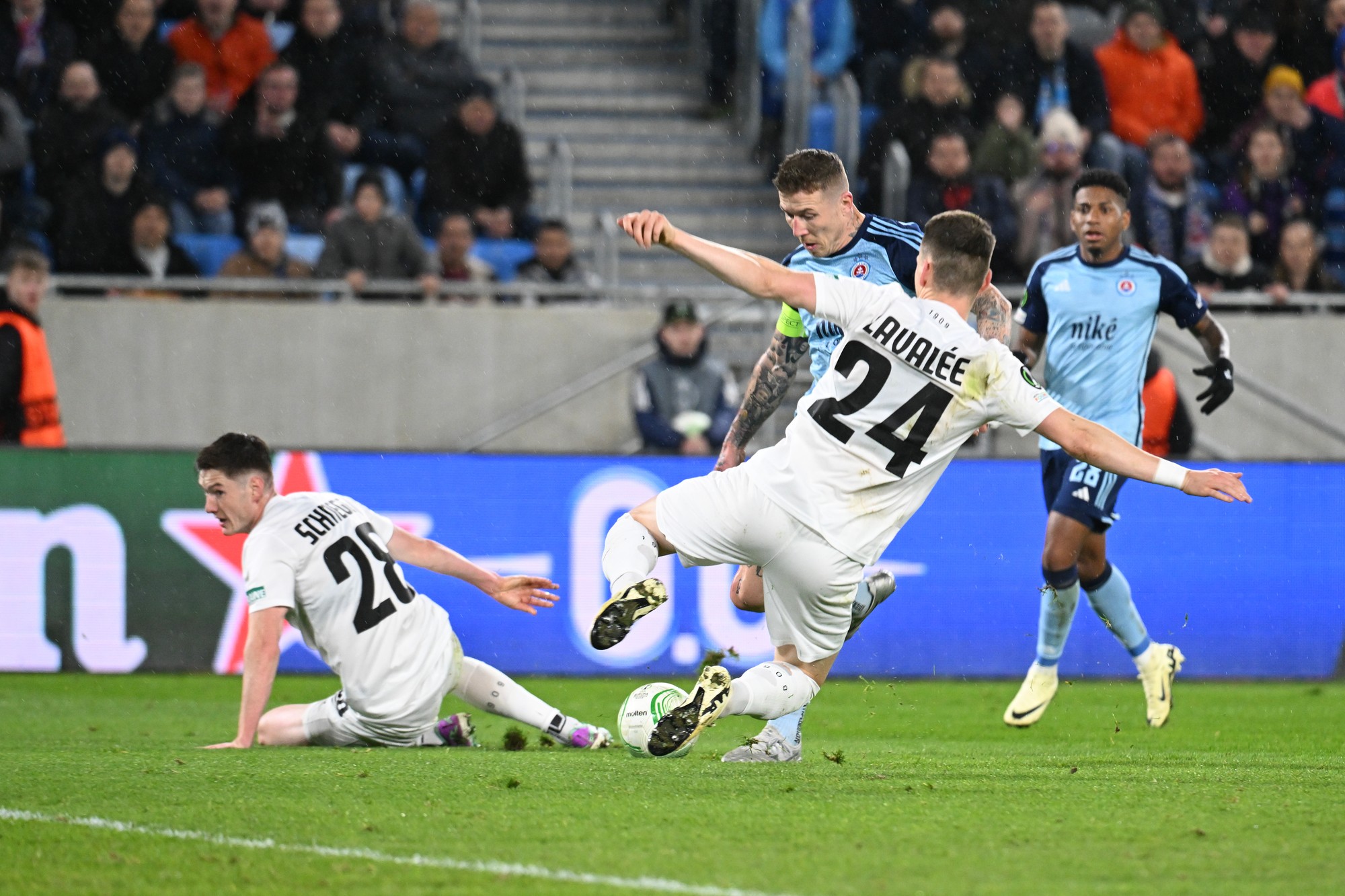 Uprostred Juraj Kucka (Slovan), vpravo Dimitri Lavalée (Graz).