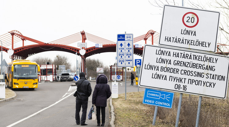 A lónyai határátkelőhelyen a leállás a gépkocsiforgalmat érinti, a gyalogos forgalom zavartalanul haladhat / Fotó: MTI / Balázs Attila