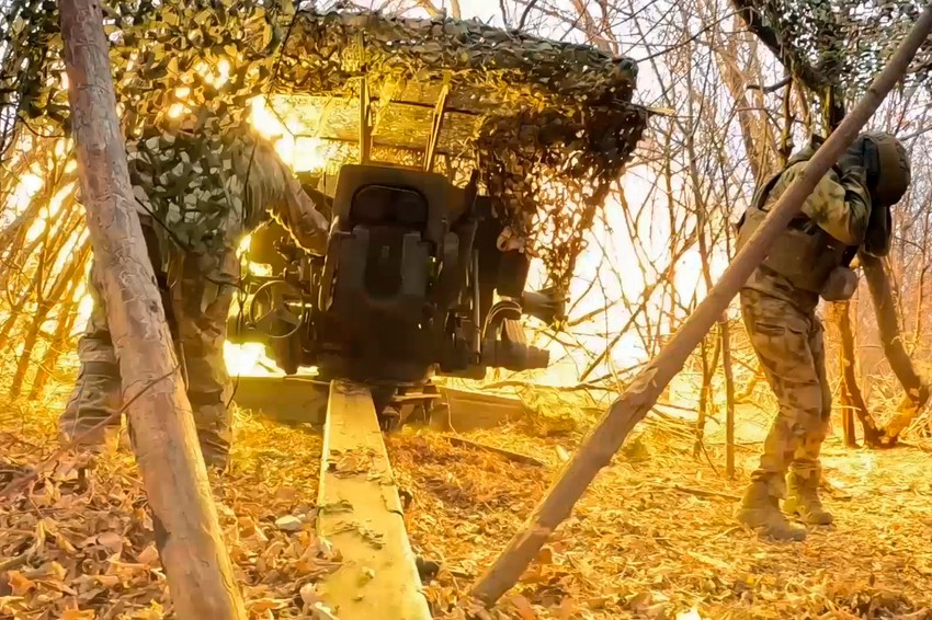 Ruski vojnici gađaju iz haubice D20 na ukrajinske položaje na nepoznatoj lokaciji u Ukrajini 11. decembra