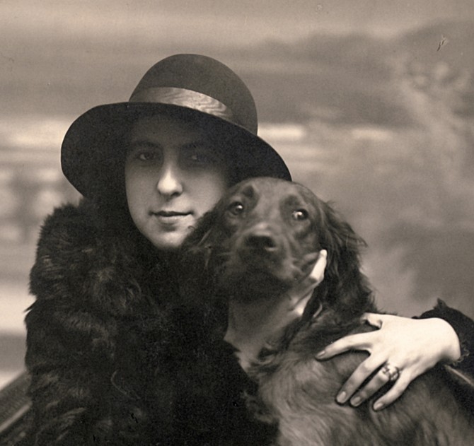 Milena Pavlović Barili sa psom Bekom, Požarevac 1929
