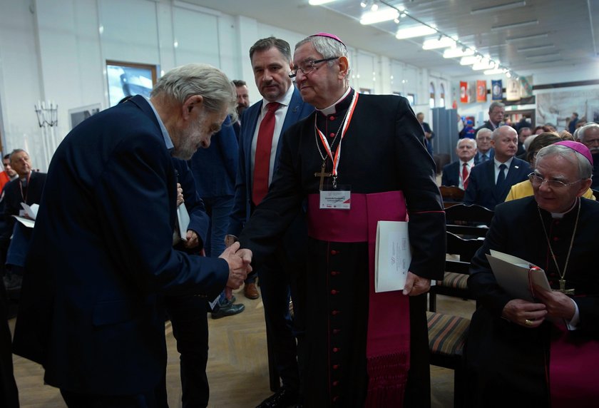 Abp Głódź zaskoczył! Tak przywitał dziennikarzy