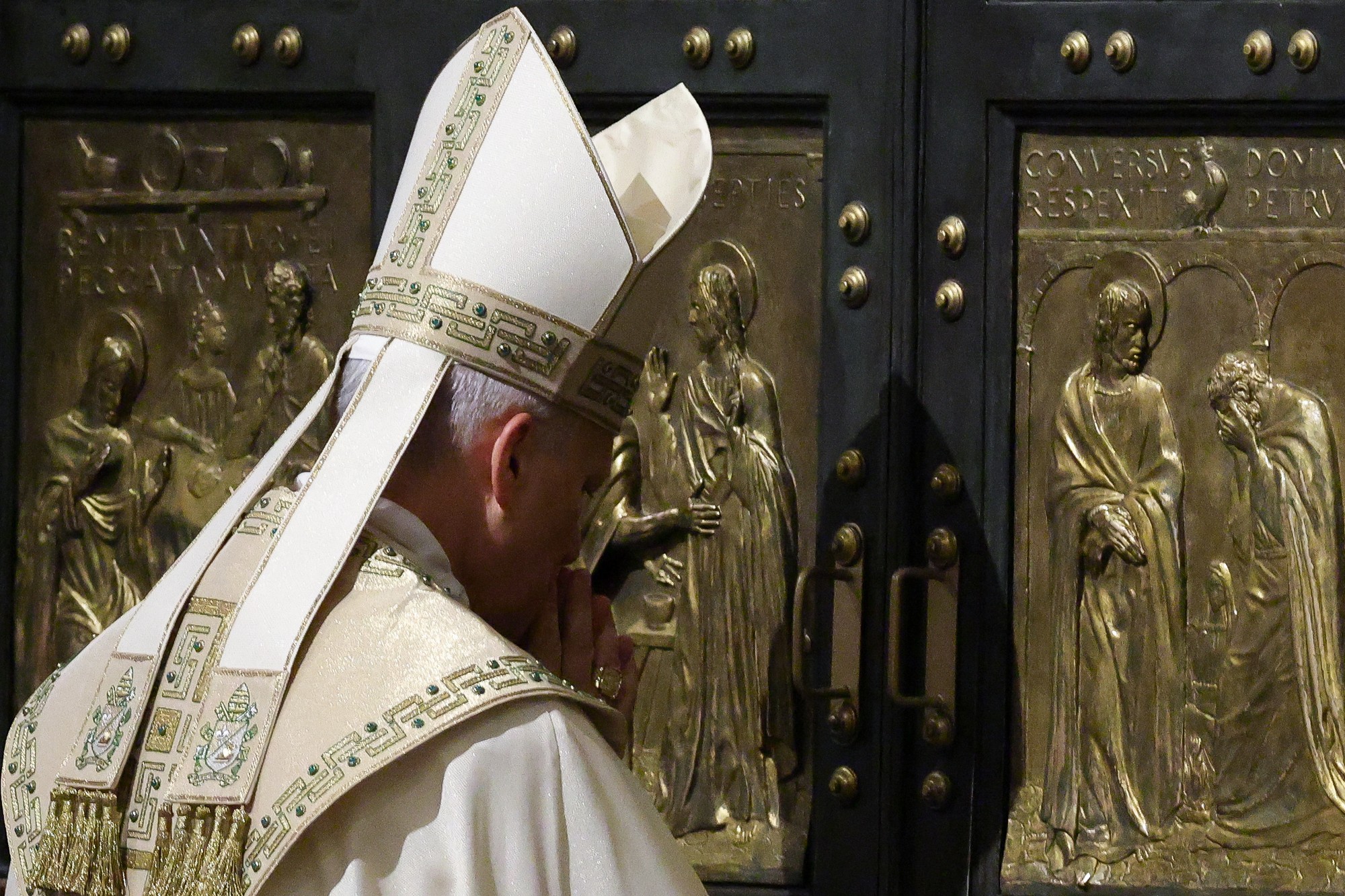 Pápež Lev XIV. zatvoril 6. januára 2026 poslednú Svätú bránu.