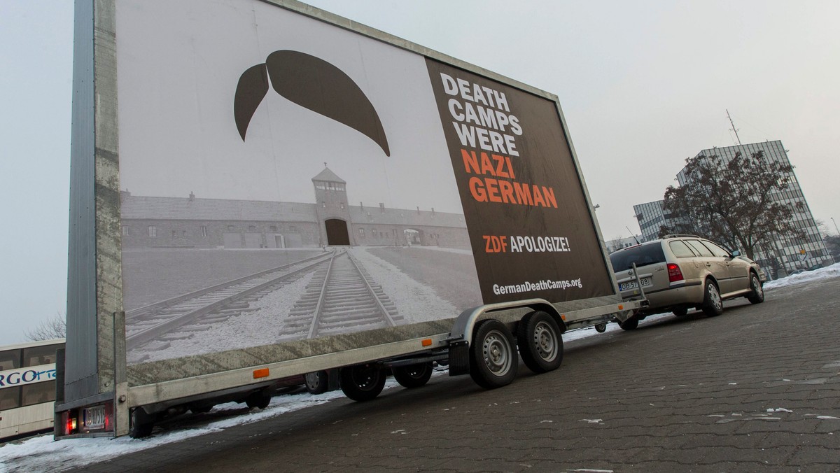 Tak wygląda mobilny banner, który wyruszył w trasę w ramach akcji #GermanDeathCamps