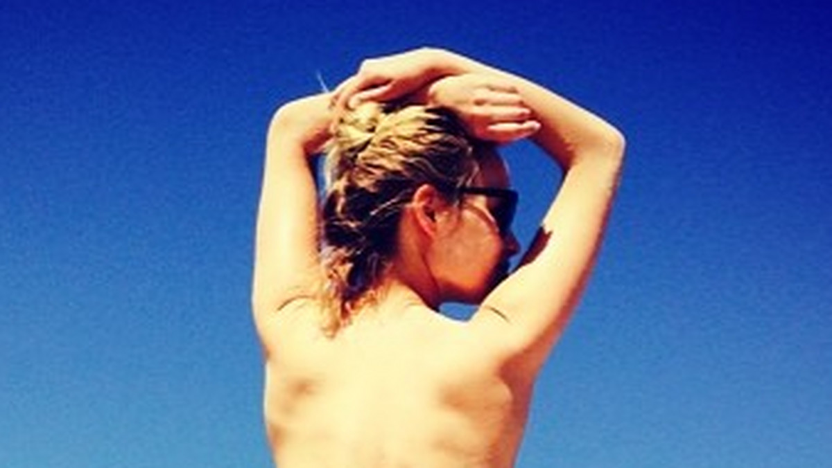 Weronika Książkiewicz dołączyła do gwiazd, które lubią opalać się topless. Aktorka pochwaliła się na Instagramie zdjęciem swojej idealnej sylwetki. Do zdjęcia pozuje bez górnej części bikini.