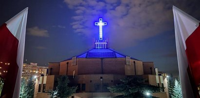 Świecący krzyż na kościele w środku warszawskiego osiedla. Eksperci rozstrzygnęli wątpliwości