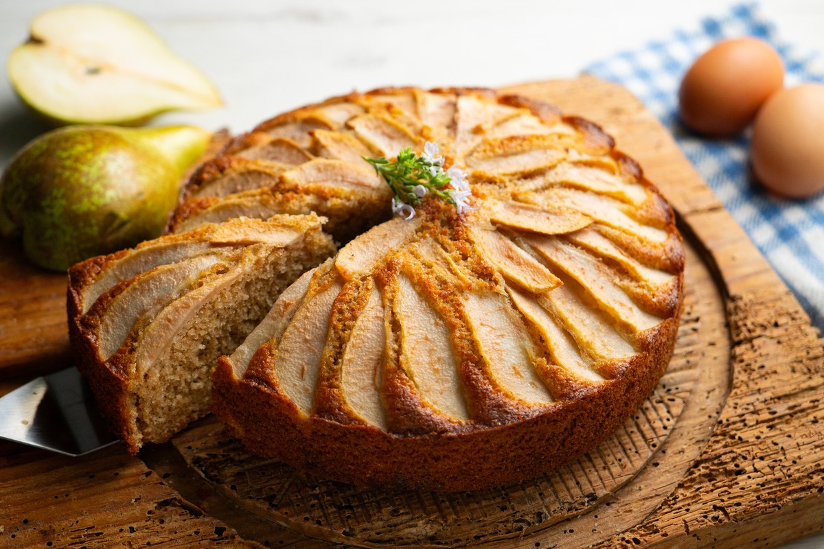 To ciasto robi się błyskawicznie i nie trzeba żadnych wymyślnych sprzętów kuchennych. Wystarczą kubeczki po jogurcie i miska