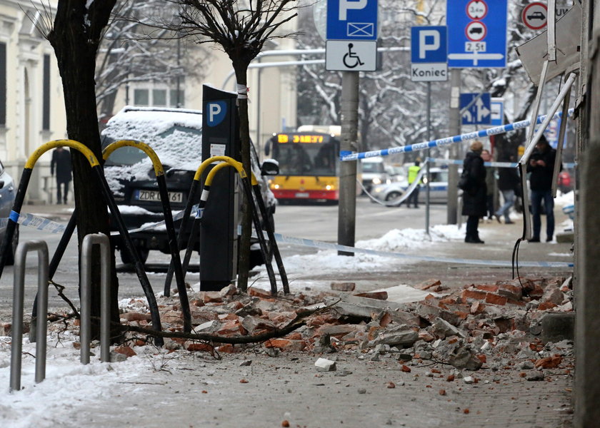 Gzyms runął w Śródmieściu