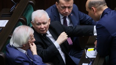 Burza wokół projektu PiS. Kaczyński świadomie chce przeforsować niekonstytucyjną poprawkę? "Jest teoria"