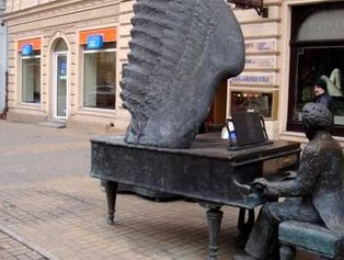 Nieruchomości upamiętnione przez znane postacie droższe o 20 proc.