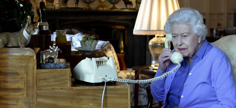 Królowa Elżbieta II smartfon miała zawsze przy sobie. Odbierała tylko od dwóch osób