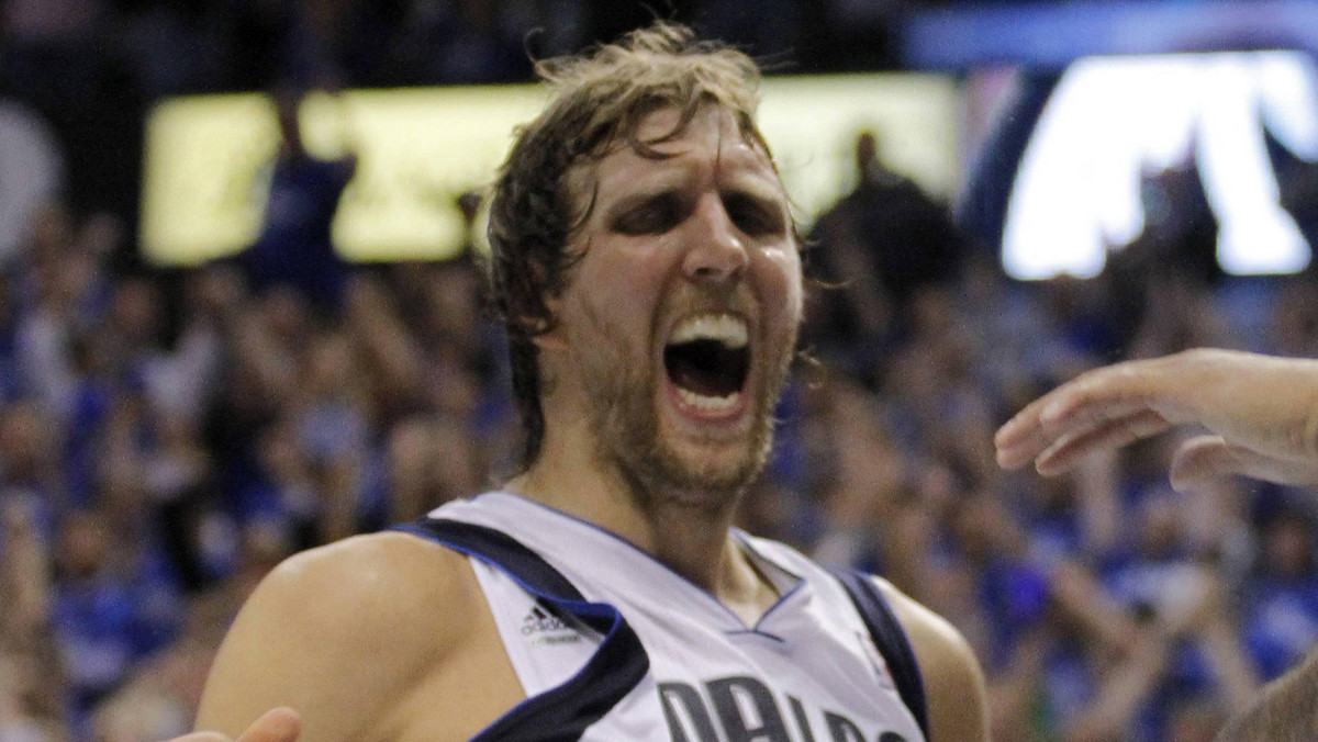 Dirk Nowitzki naderwał ścięgno w środkowym palcu lewej ręki. Zamierza jednak grać w finałach NBA, w których Miami Heat prowadzą z Dallas Mavericks 1-0.