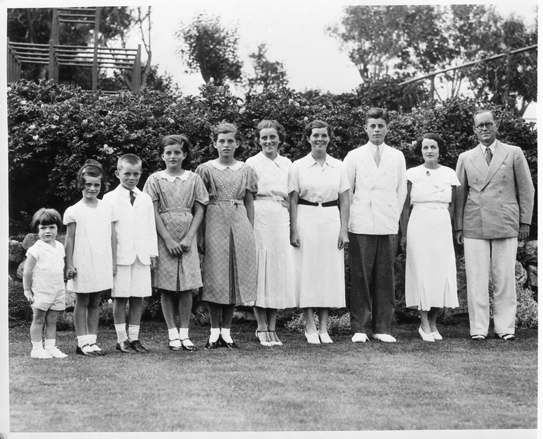 Rodzina Kennedych: (od lewej) Edward, Jeanne, Robert, Patricia, Eunice, Kathleen, Rosemary, John, Rose i Joseph