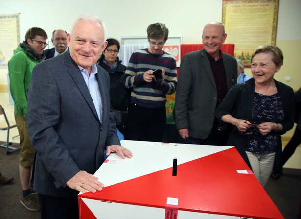 Szef SLD - Leszek Miller (L) głosuje w pierwszej turze wyborów prezydenckich w lokalu wyborczym w Warszawie