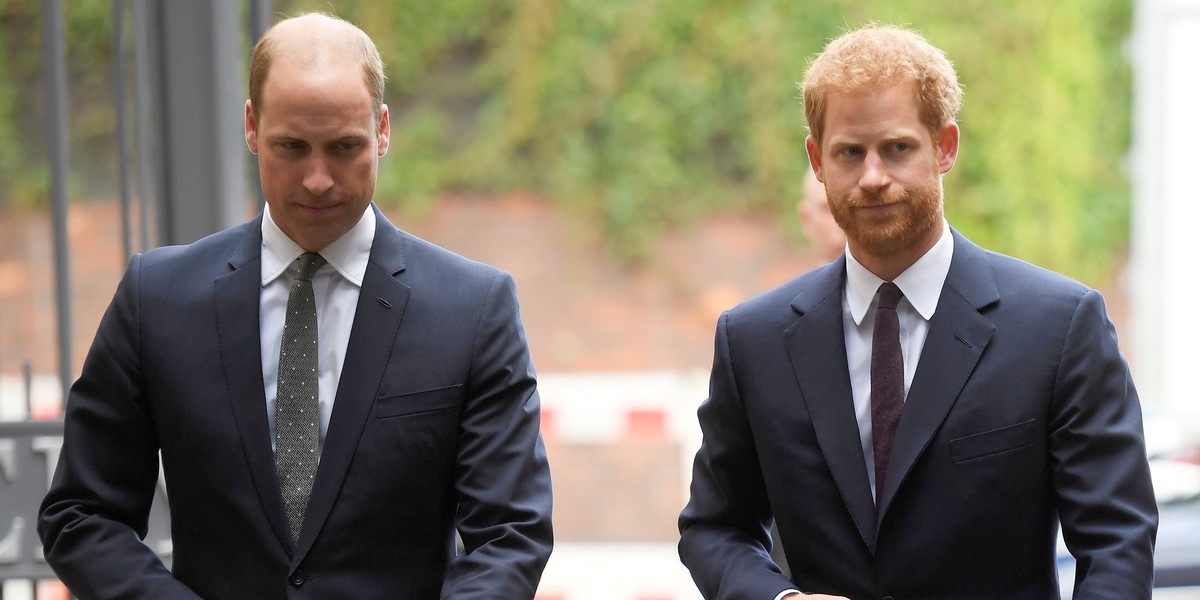 Czy William i Harry podają sobie ręce? Zwaśnionych braci czeka spotkanie