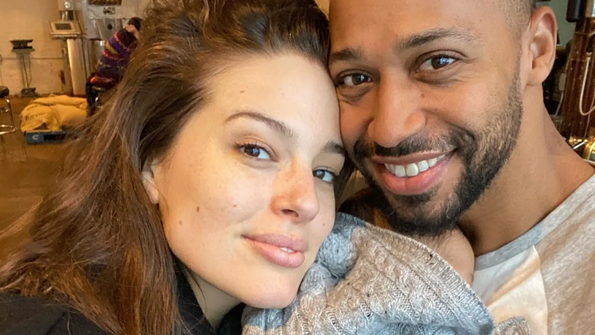 Ashley Graham podzieliła się doświadczeniem zmieniania pieluchy dziecku na sklepowej podłodze. Co na to inne matki?