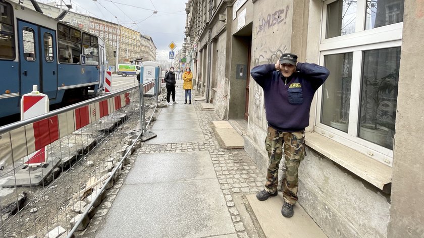 Moje okna byłyby tuż pod przystankiem!