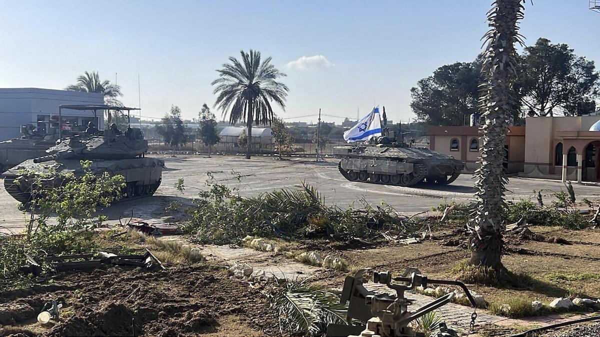 Tank s izraelskou vlajkou vchádza do Pásma Gazy na hraničnom priechode Rafah