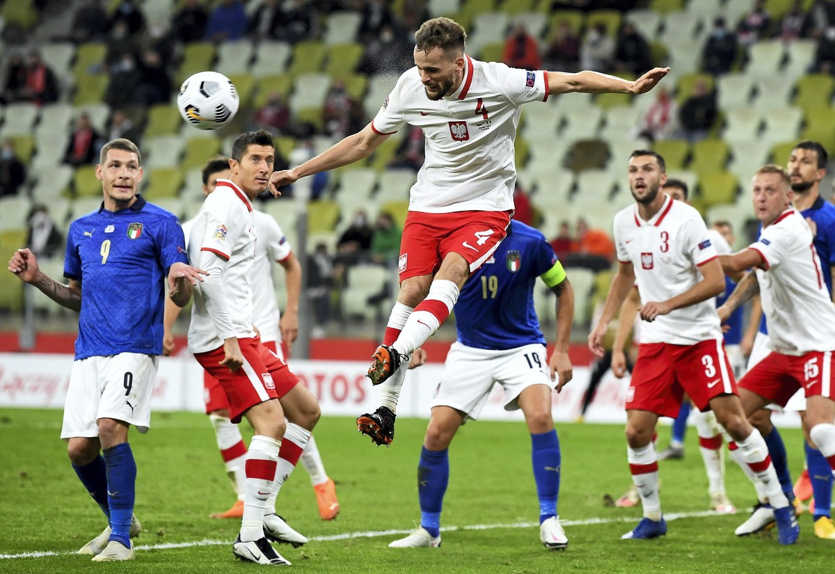 Reprezentanci Polski Robert Lewandowski (2L), Tomasz Kędziora (3L), Sebastian Walukiewicz (3P) i Kamil Glik (2P) oraz Andrea Belotti (L), Leonardo Bonucci (C) i Francesco Acerbi (P) z Włoch podczas meczu grupy A1 piłkarskiej Ligi Narodów, na "Stadion Energa Gdańsk"