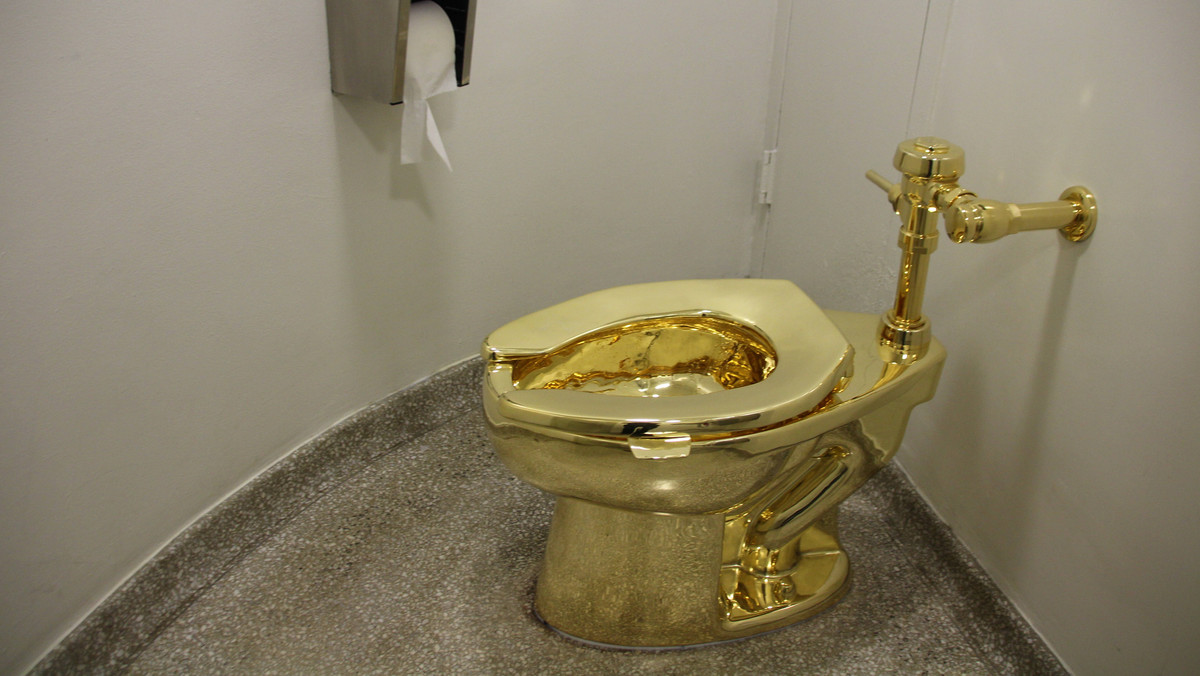 Ukradli rzeźbę "złotej toalety". Mężczyźni usłyszeli zarzuty
