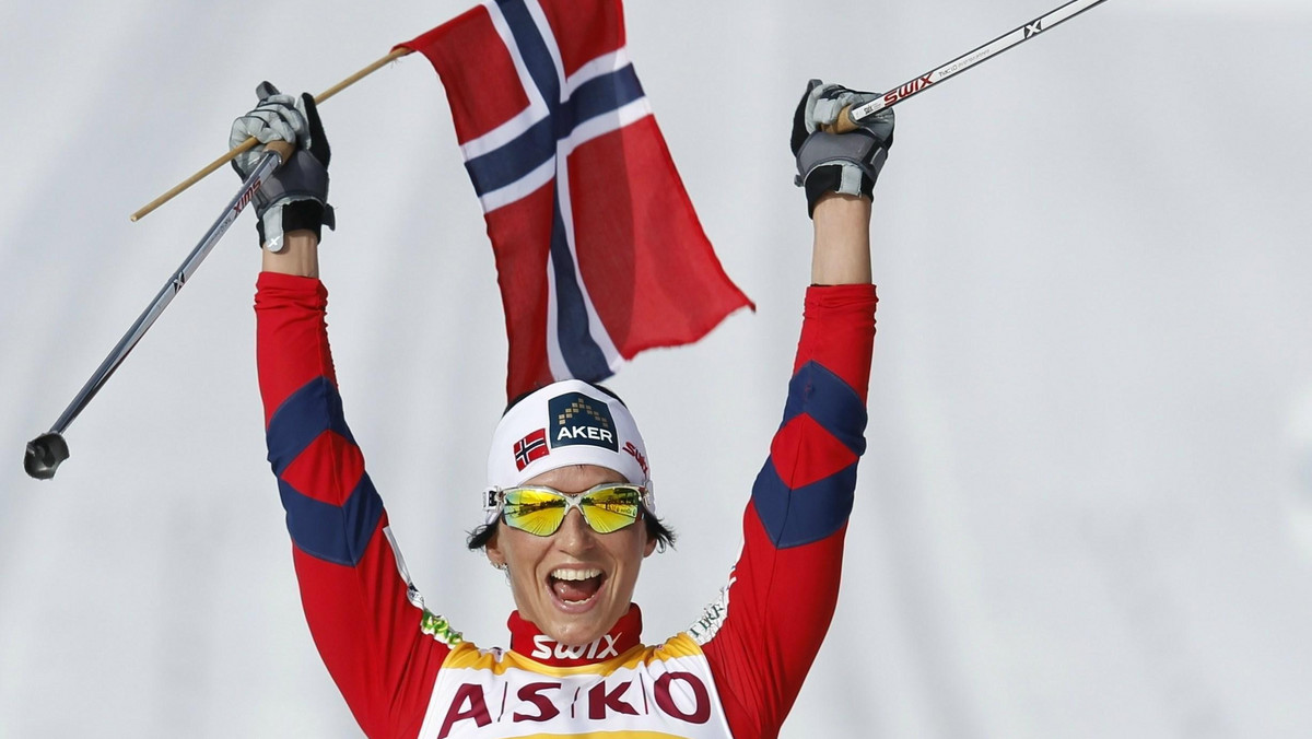 Norwescy dziennikarze obliczyli, że w ubiegłym sezonie w 13 biegach dystansowych z 39 miejsc na podium aż 30 podzieliła między siebie "wielka trójka" - Bjoergen - 13, Therese Johaug - 10 i Justyna Kowalczyk - siedem. Pozostałe dziewięć zajęły... inne Norweżki.