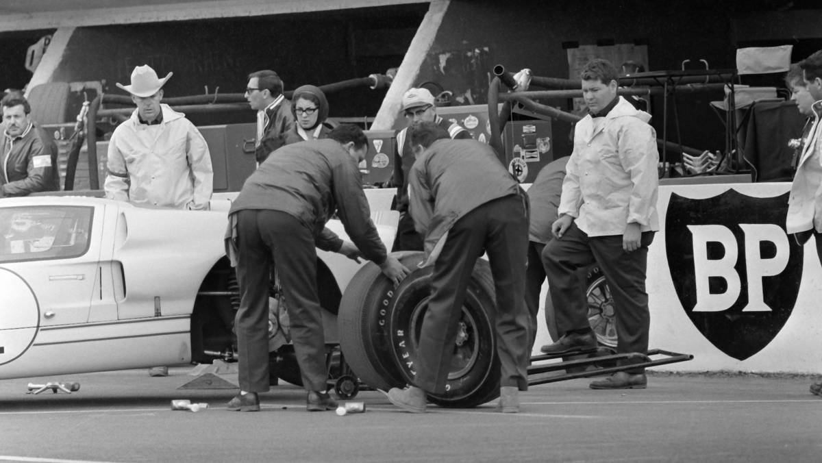 Ford Mk II podczas pitstopu związanego z wymianą opon w trakcie 24-godzinnego wyścigu na torze Le Mans 19 czerwca 1966 r.