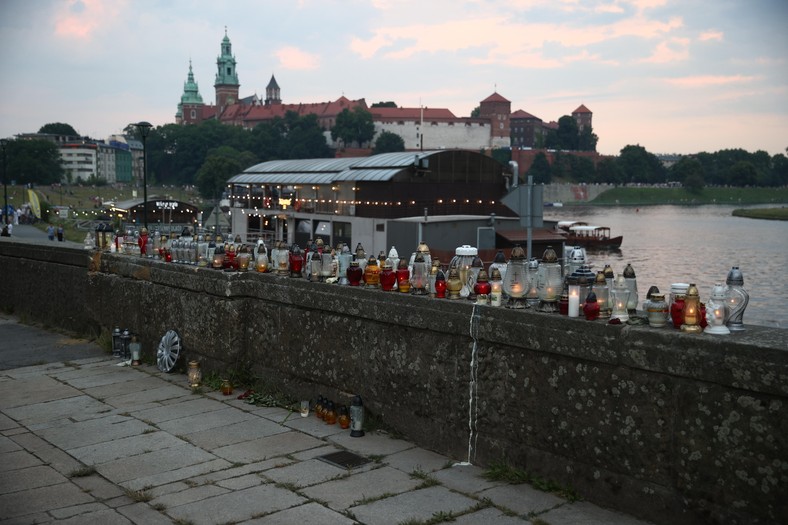 Znicze w miejscu wypadku przy moście Dębnickim w Krakowie