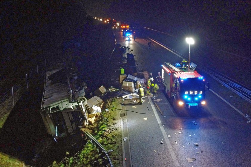 Zderzenie ciężarówka uderzyła w busa na S3. Jedna osoba w ciężkim stanie