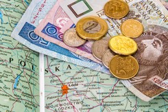 Nowy zakaz płacenia gotówką, choć go nie chcemy i rząd uległ obywatelom. Wprowadza go Unia Europejska