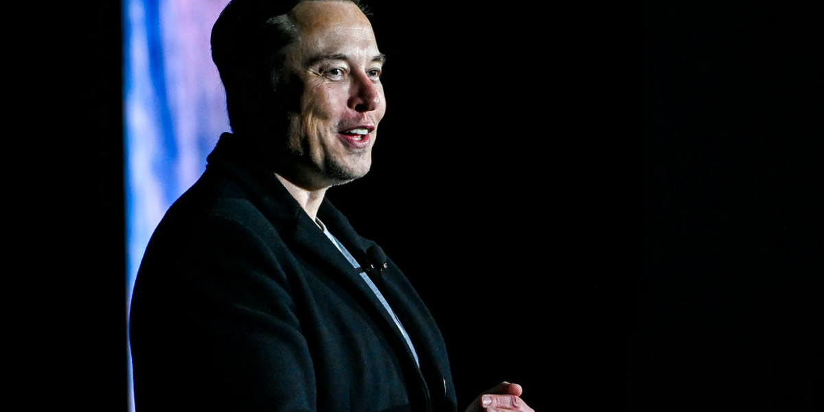 Elon Musk spieniężył spory pakiet akcji Tesli.